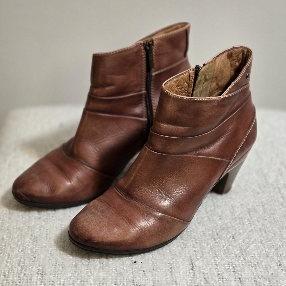 Pikolinos leather ankle boots color tan size 40